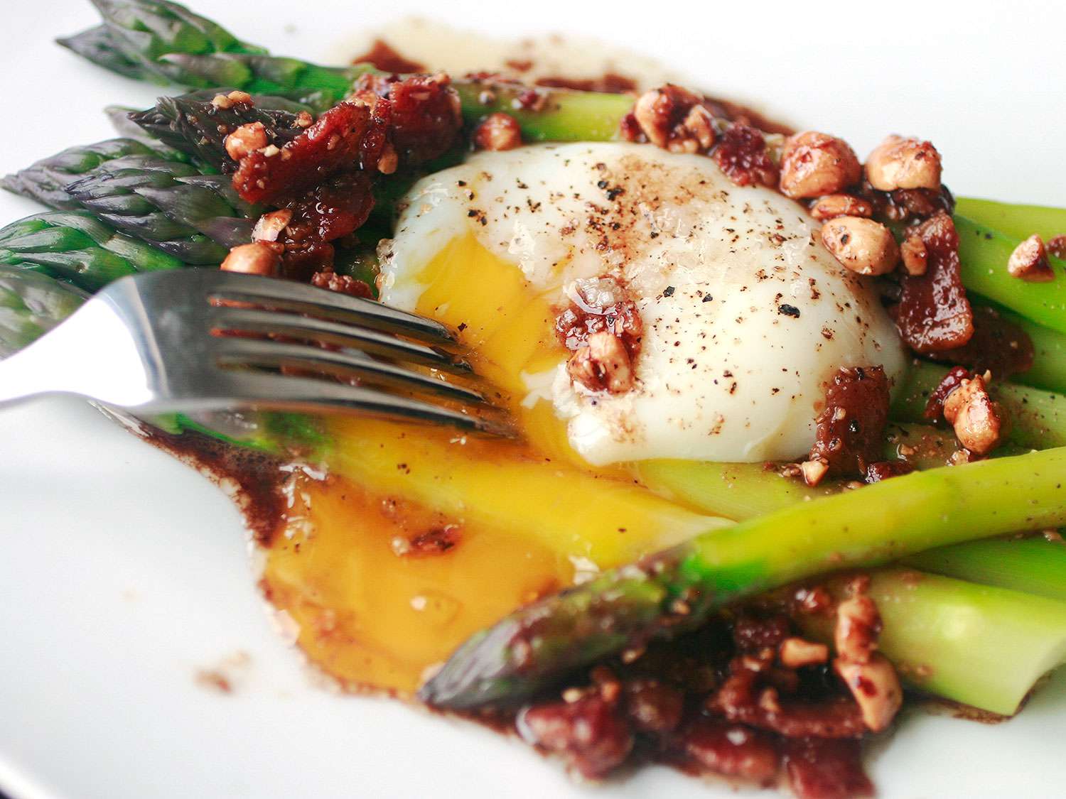 The Food Lab's Micro-Steamed Asparagus With Poached Egg and Walnut Vinaigrette Recipe