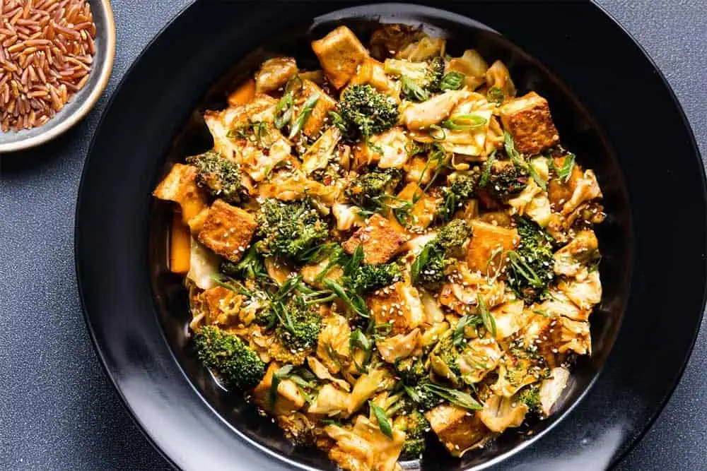 Tofu sauté, sauce au beurre de cacahuète