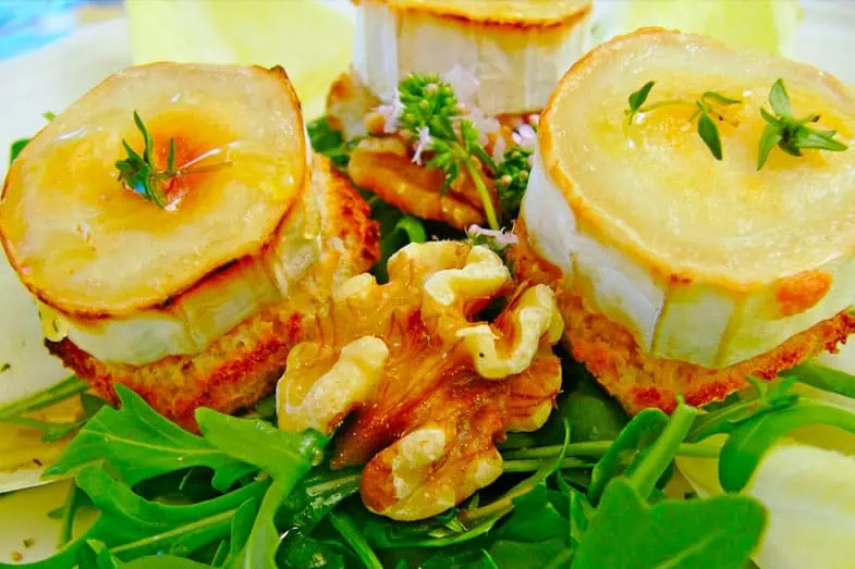 Salade de chèvres chauds aux noix