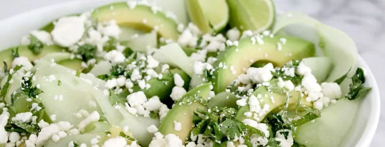 Salade avocat, concombre et chèvre