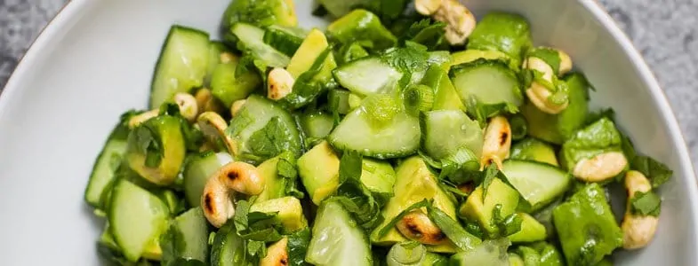Salade concombre, avocat et noix de cajou